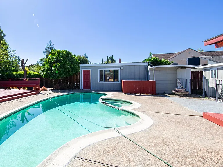 330 Beverly Ave — Photo 12