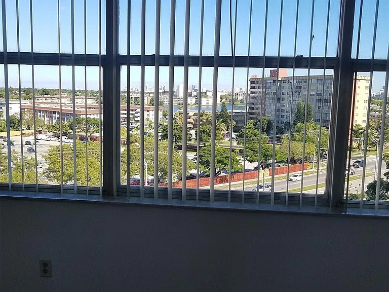 1300 NE Miami Gardens Dr #810E — Photo 4