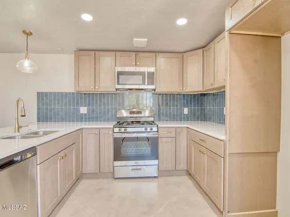 940 S Sarnoff Dr, Tucson, AZ 85710