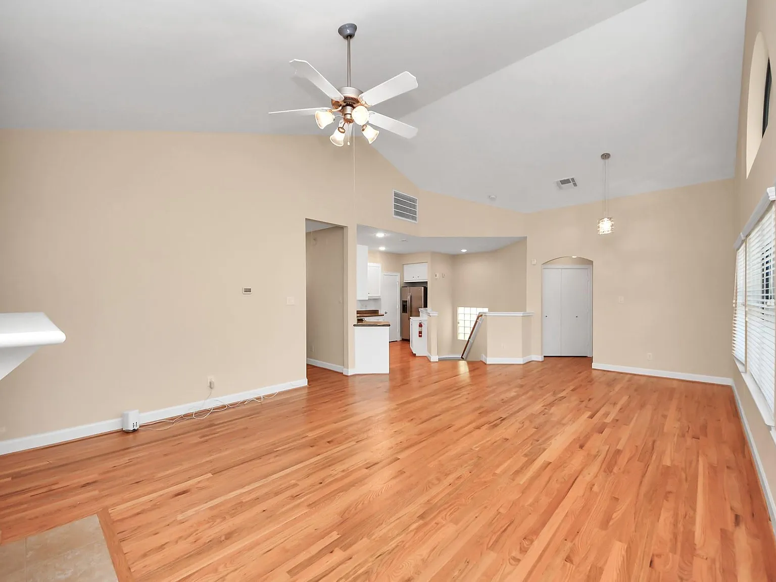 3 bed, 2.5 bath, 1799 sqft, $2,100 — Photo 4