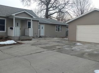 422 S 4th Ave W, Newton, IA 50208