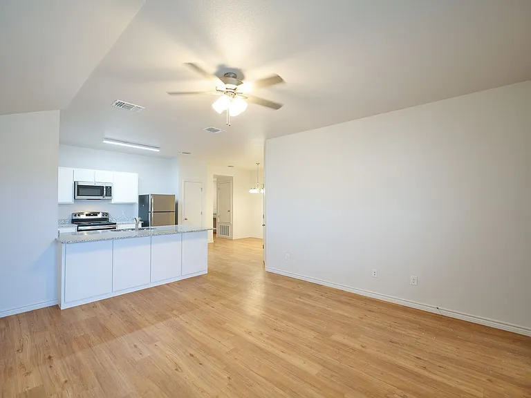 1813 Clovis Dr — Photo 3
