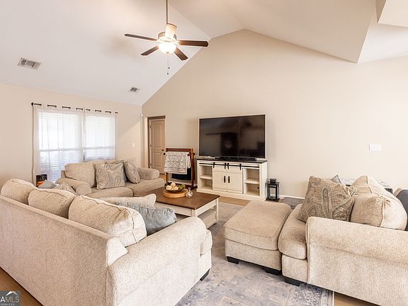 4th image of 112 Larsen Ct