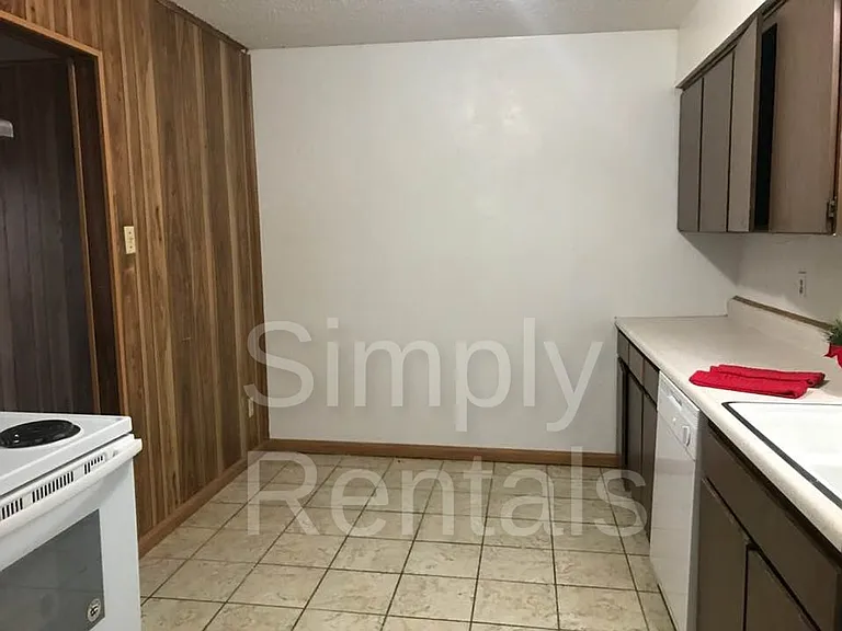 409 Maple St — Photo 7
