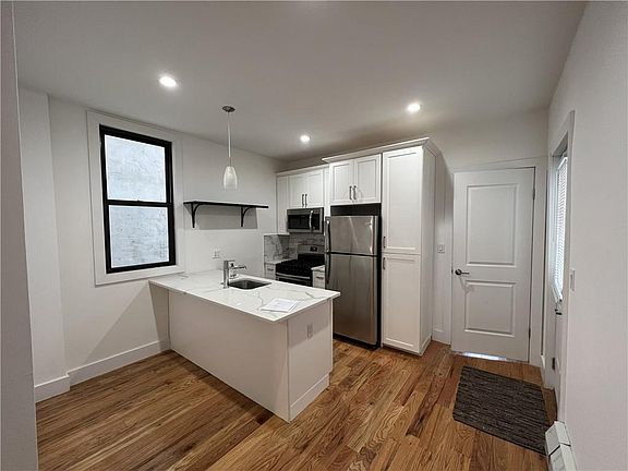 5th image of 842 Belmont Ave