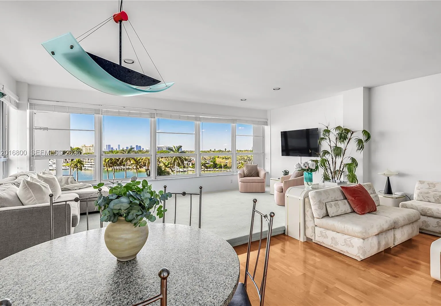 The Executive Condo — Photo 1