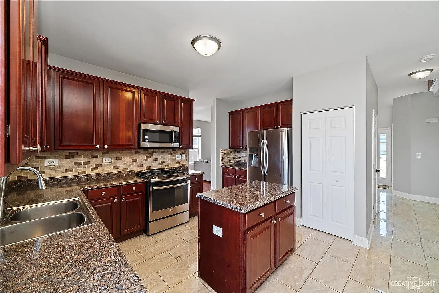 2710 Stonebridge Dr — Photo 2