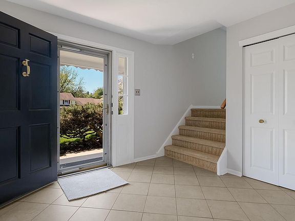 4th image of 49 Surrey Dr