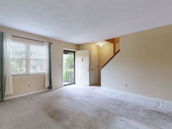 5th image of 102 Thistle Ln
