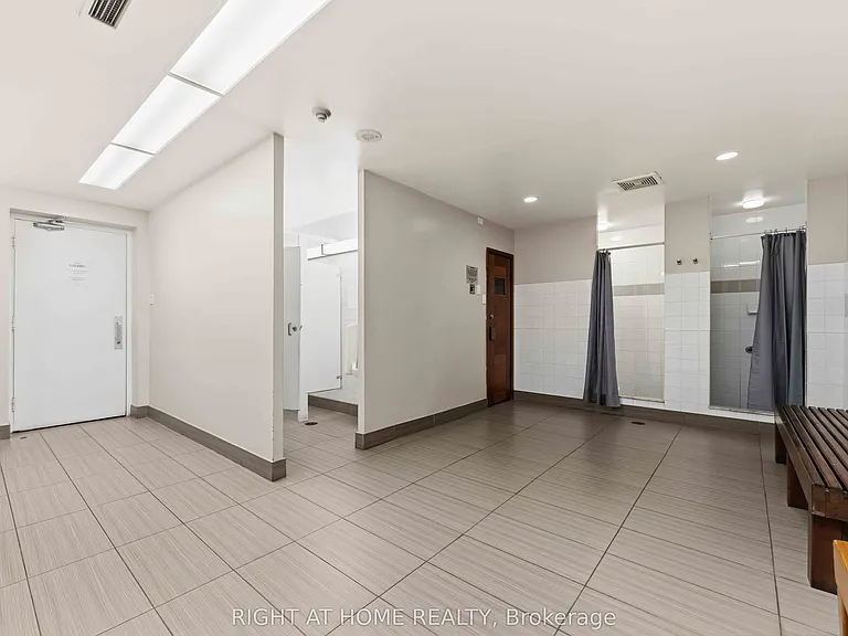 2759 Carousel Cres #911 — Photo 44