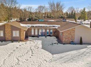 W355N6106 Schooner Ct, Oconomowoc, WI