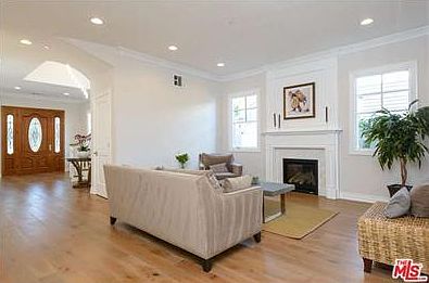 4th image of 2404 Hill St