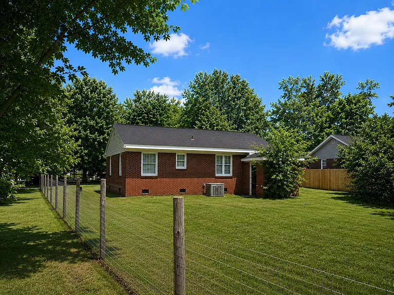 1502 Woodmere Dr — Photo 2