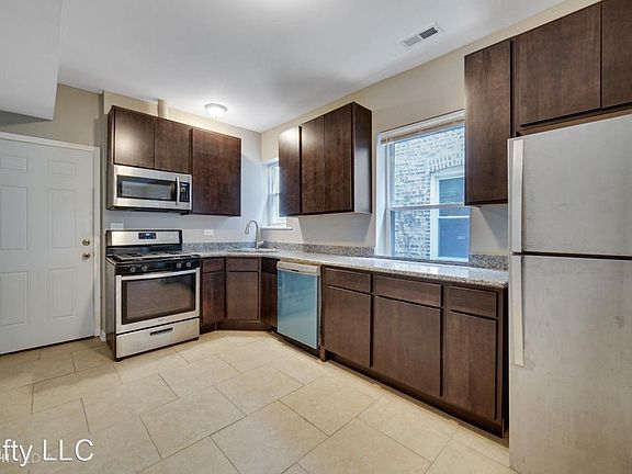 3rd image of 1825 N Mayfield Ave #1