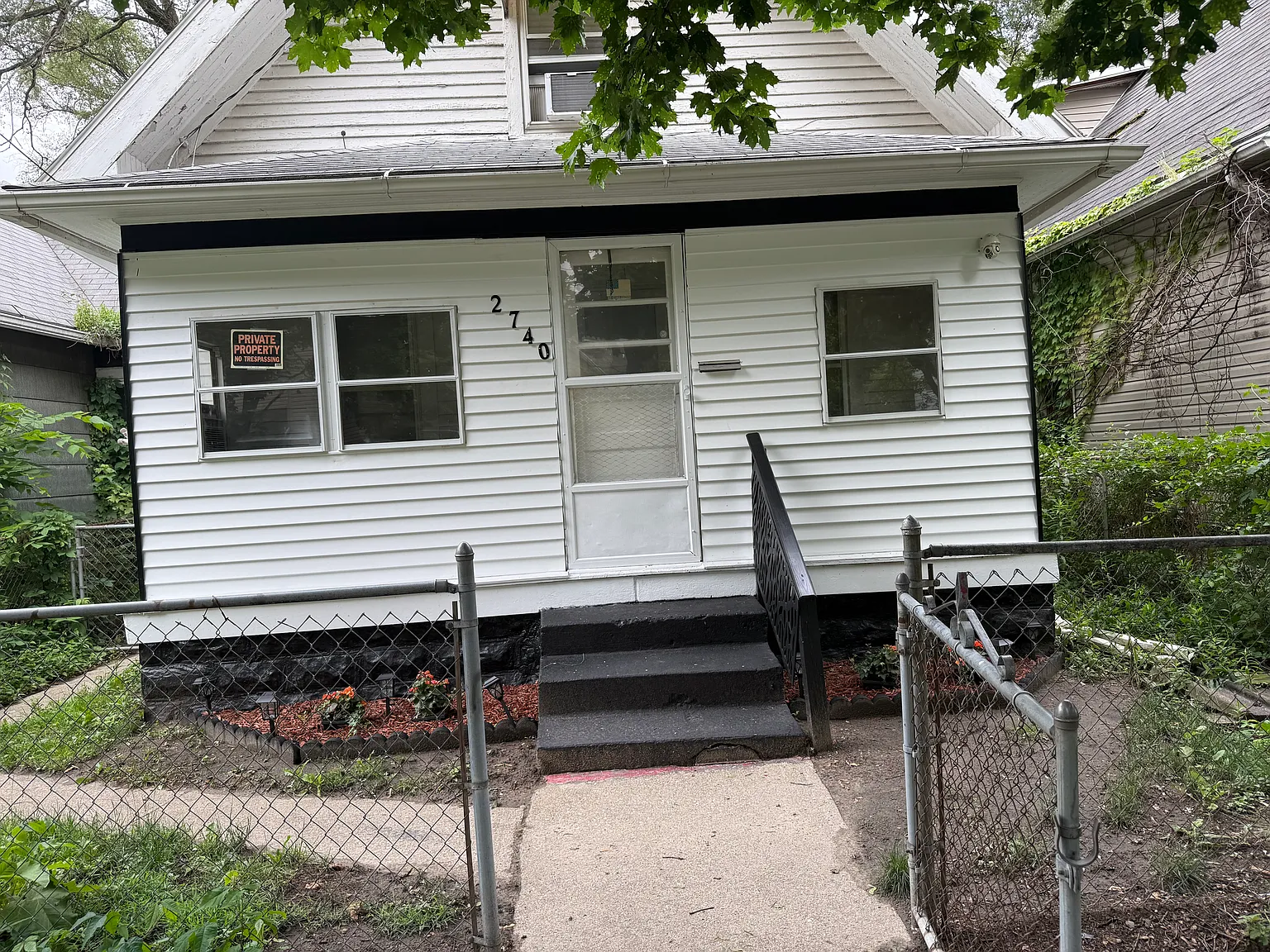 3 bed, 858 sqft, $1,100 — Photo 2