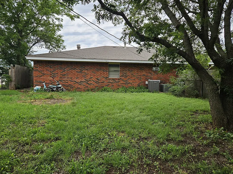 704 E Redbud Ct — Photo 2