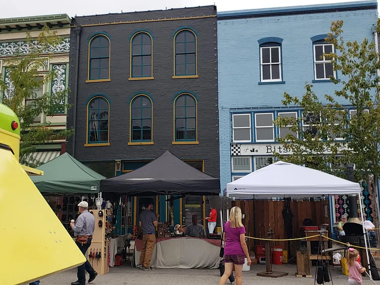 Walking distance to Hannibal's downtown shops. Frequent weekend events!