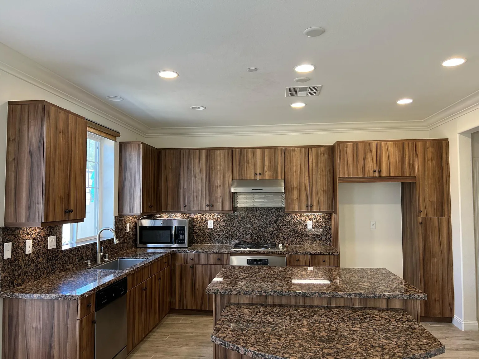 3 bed, 2.5 bath, 1685 sqft, $3,700 — Photo 4