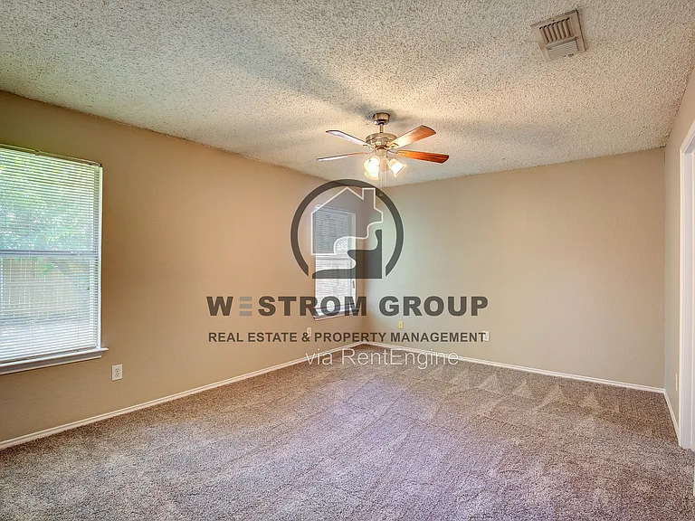 2363 Laurelhill Ln — Photo 13