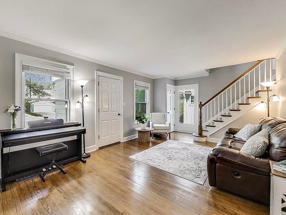 3rd image of 925 Judson Ave