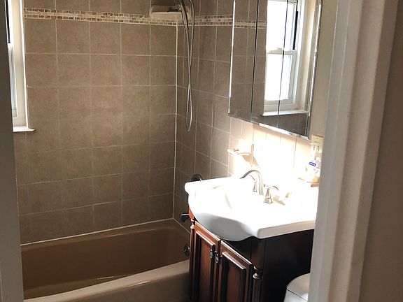 4th image of 484 Crestwood Ave APT 31