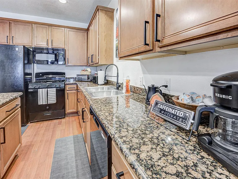 1815 Lewis St — Photo 14