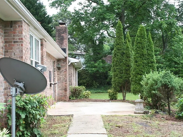 2075 Pinewood Dr — Photo 3