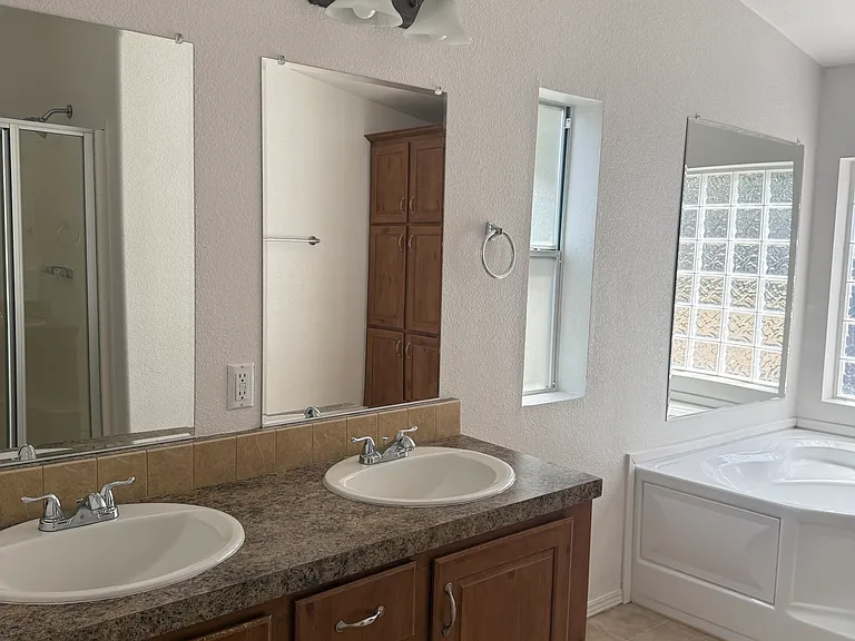 841 S 11th Dr — Photo 7