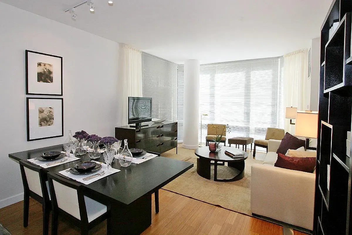 320 West 38th Street — Photo 1