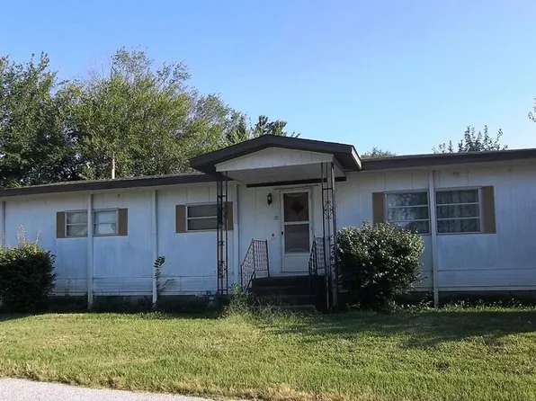 102 S Denman Ave, Chanute, KS 66720