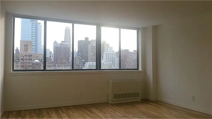 Rented by Siderow Residential Group | media 19