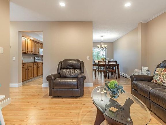 4th image of 54 Hillcrest Ave