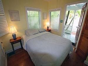 4th image of 817 Pearl St