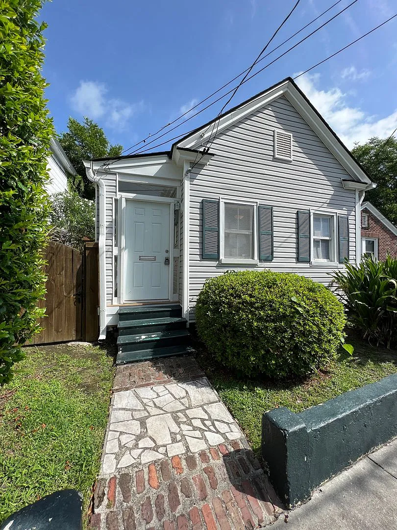 Amazing 3/2 located downtown off King Street — Photo 4