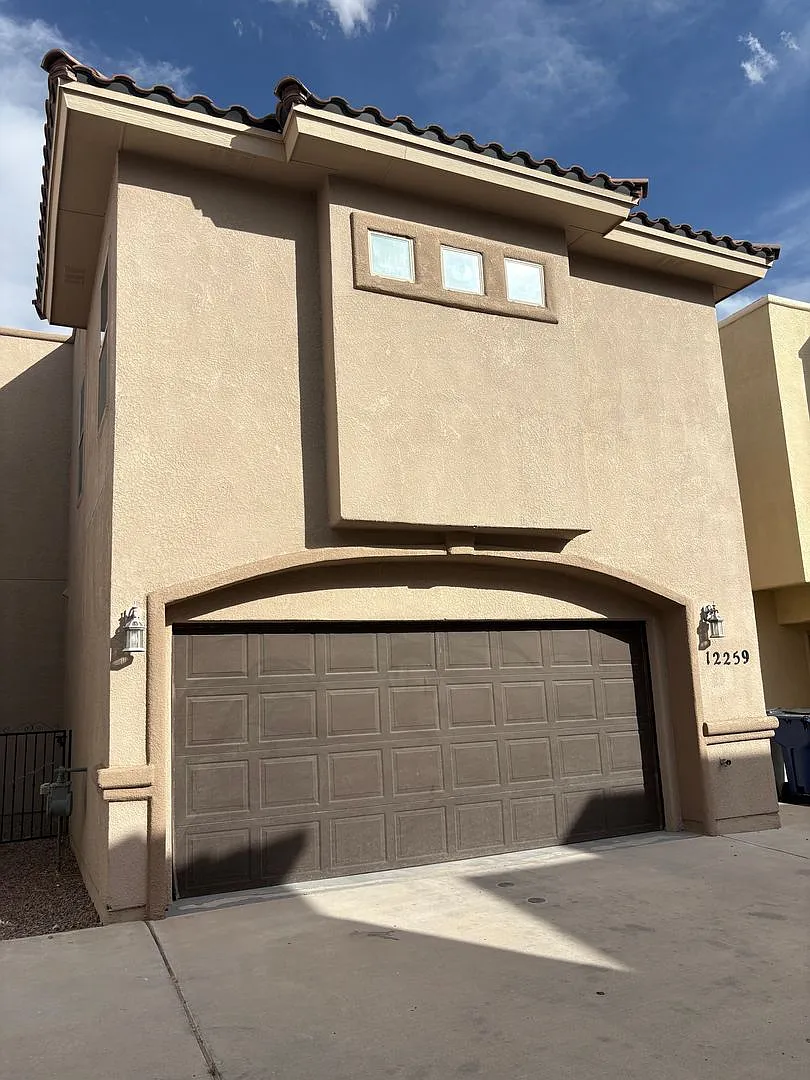Charming home located in a gated community with access to a community pool. — Photo 1