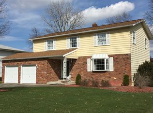 6391 Surrey Dr, North Olmsted, OH 44070