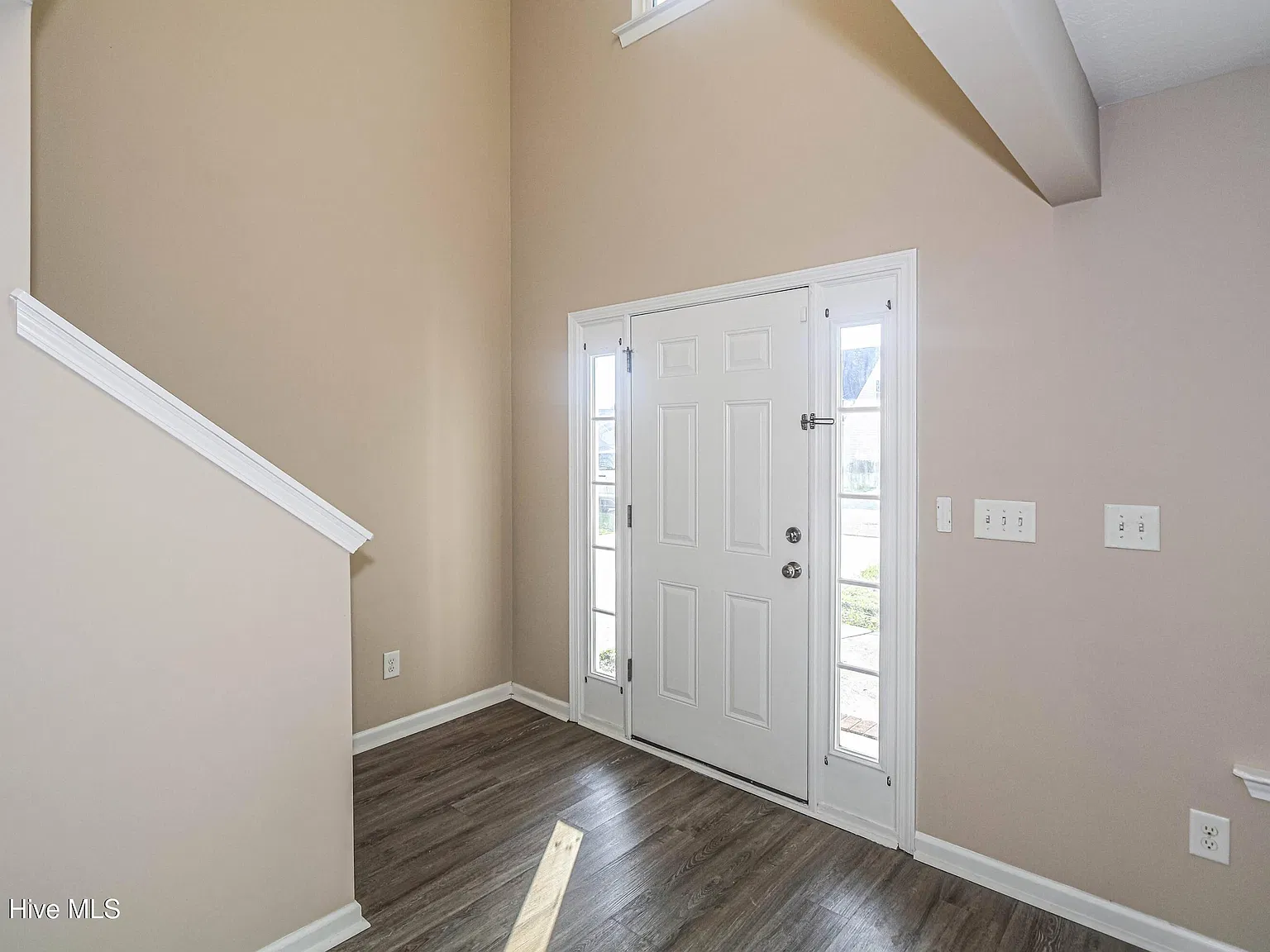 4 bed, 2.5 bath, 2332 sqft, $2,000 — Photo 2