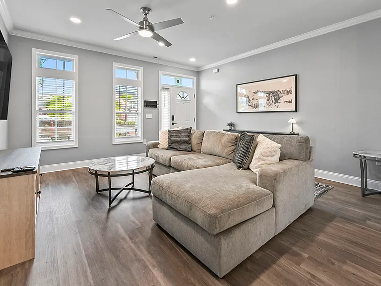 829 Moen Pl — Photo 3