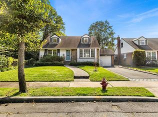 198 Hillside Ave, Mineola, NY 11501