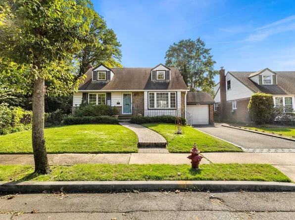 198 Hillside Avenue, Mineola, NY 11501
