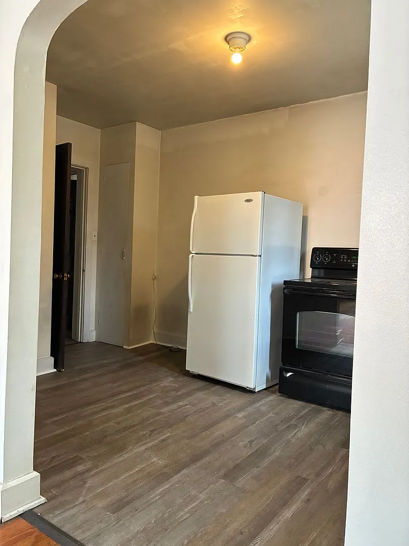 One Bedroom, One Bath 2nd Fl Apartment — Photo 4