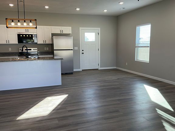 4th image of 880 Spring Hill Ave