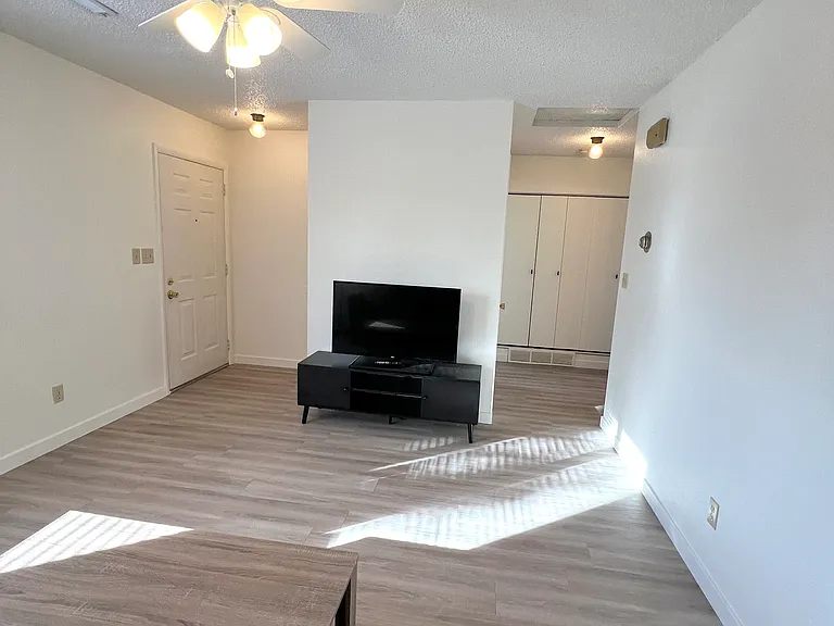 219 14th Ave S #5 — Photo 6