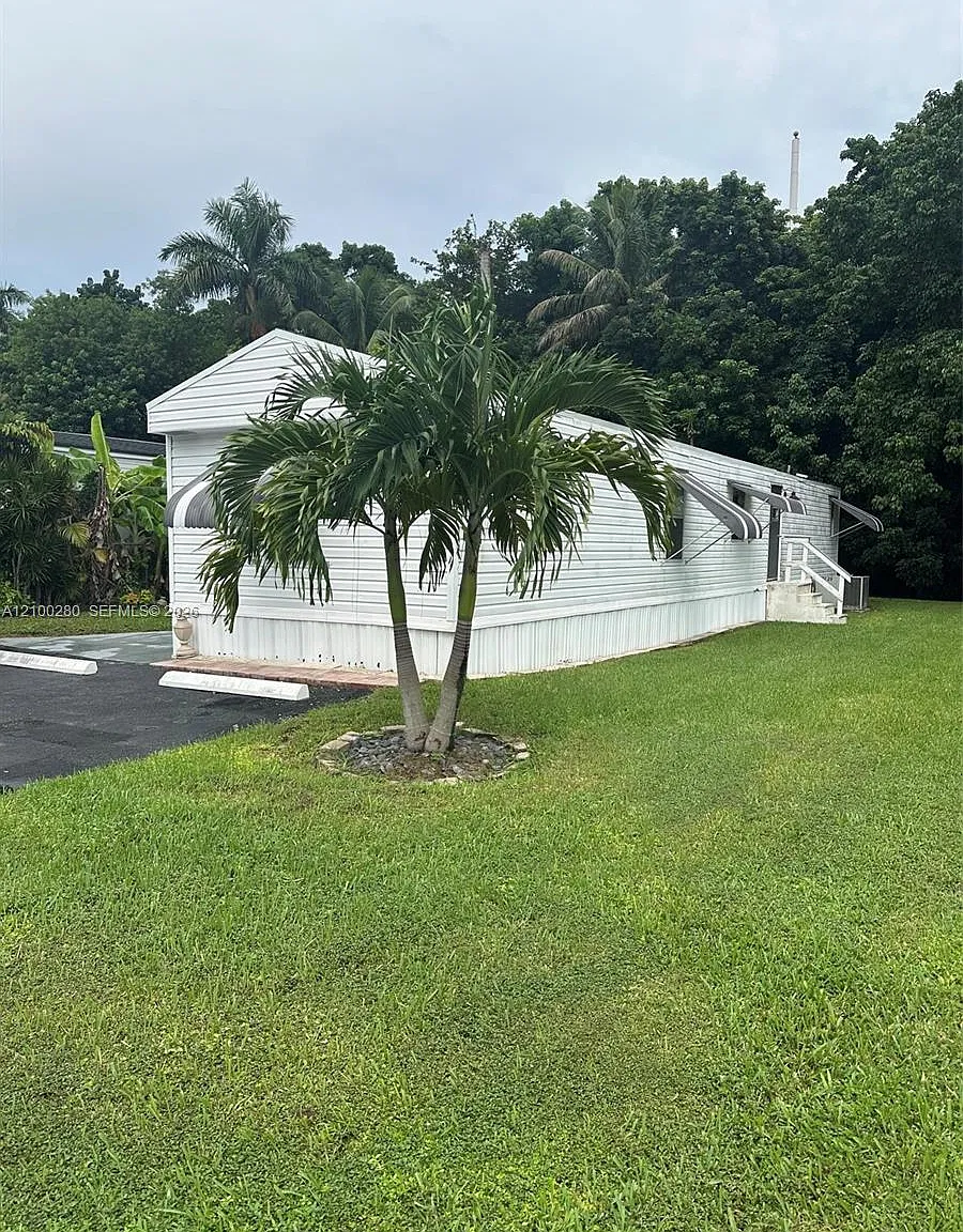 Gateway Estates Park Cond — Photo 1