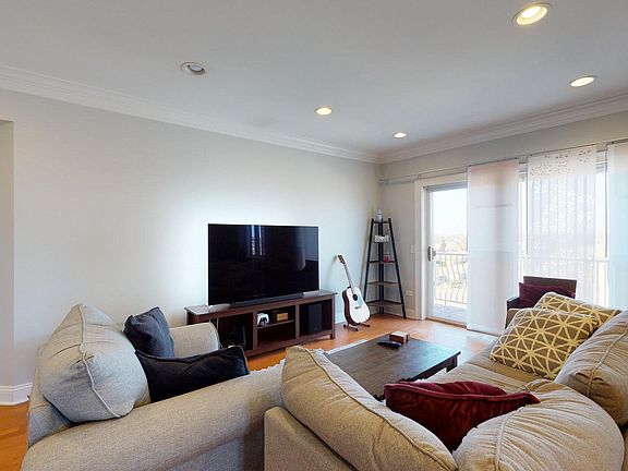 5th image of 4534 N Cumberland Ave Unit 403