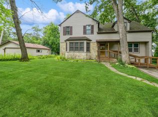 225 Waubun Dr, Fontana, WI 53125