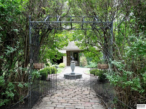 9945 Harney Pkwy N, Omaha, NE 68114