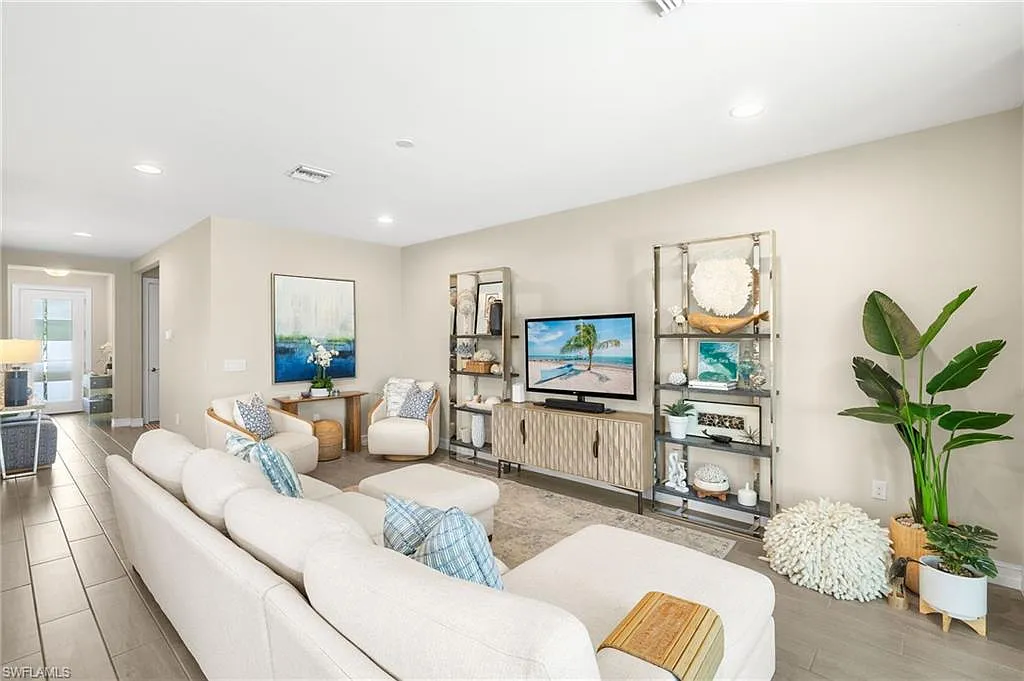 4 bed, 2.0 bath, 2046 sqft, $5,500 — Photo 2