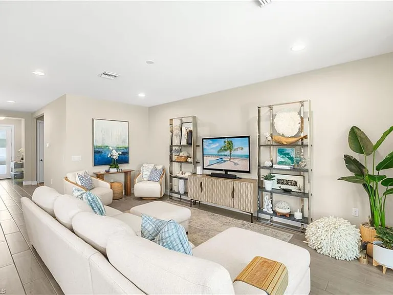14546 Tropical Dr — Photo 2
