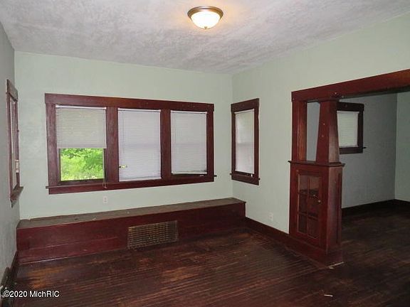 3rd image of 70 Meachem Ave